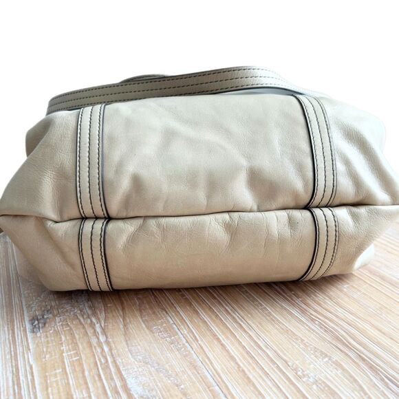 Hobo Flourish Leather Shoulder Bag in Cream - Picture 4 of 8